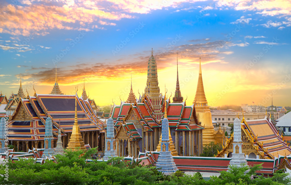 The beautiful of Wat Phra Kaew or Wat Phra Si Rattana Satsadaram,This is an important buddhist temple and for conducting important royal ceremonies of the King,It is a place famous tourist destination